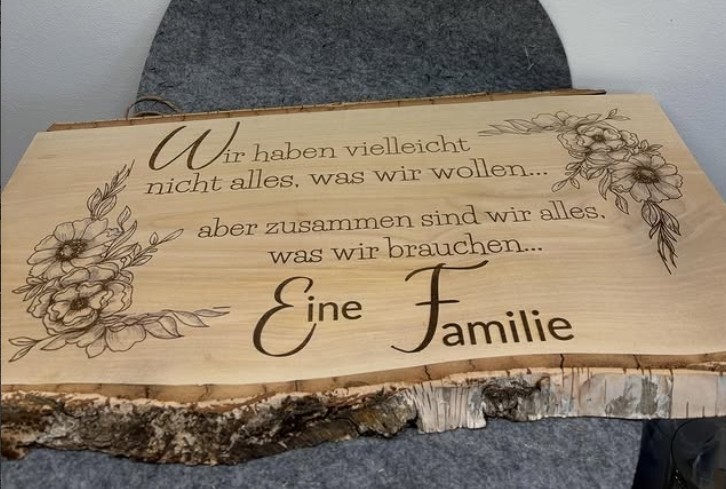 Holzbrett mit verschiedenen Sprüchen