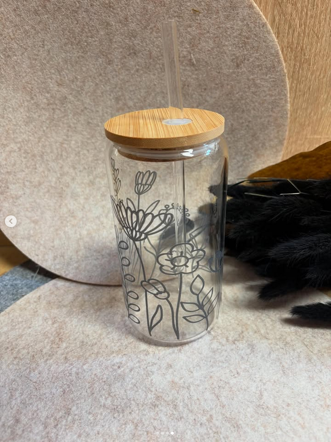 Glas mit Deckel und Strohhalm